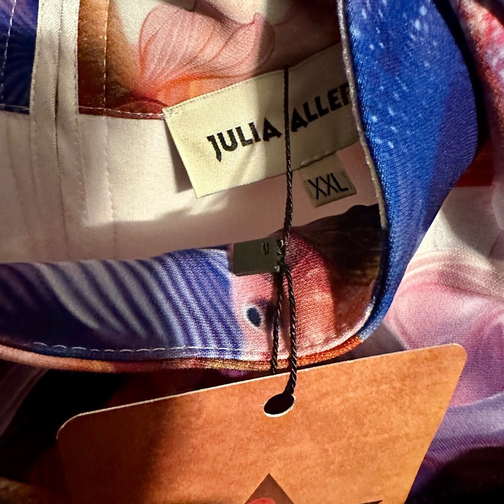 Sleeveless Fish-Print Blouse in Multicolor - Picture 4 of 4